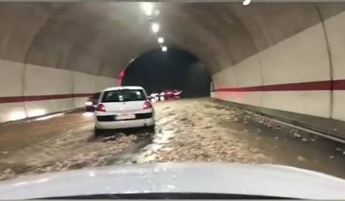 Potop u tunelu na Brajićima: Voda nosila kamenje, auta se jedva kreću