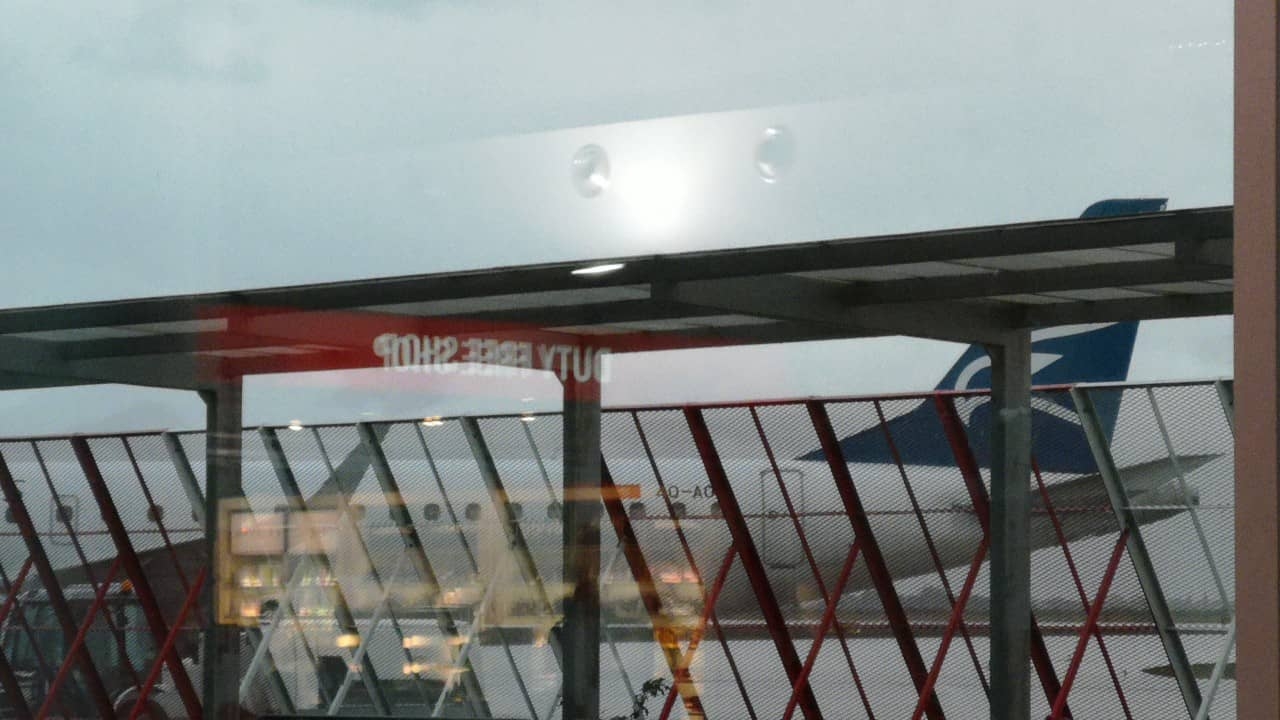 Više od četiri sata kasni let Montenegro airlinesa za Pariz: Putnici ogorčeni čekaju u holu aerodroma