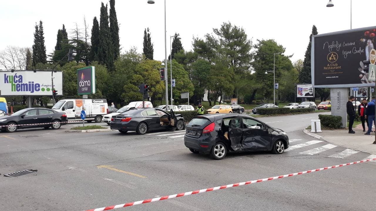 Podgorica: Udes na bulevaru kod Mantre, dvoje povrijeđenih