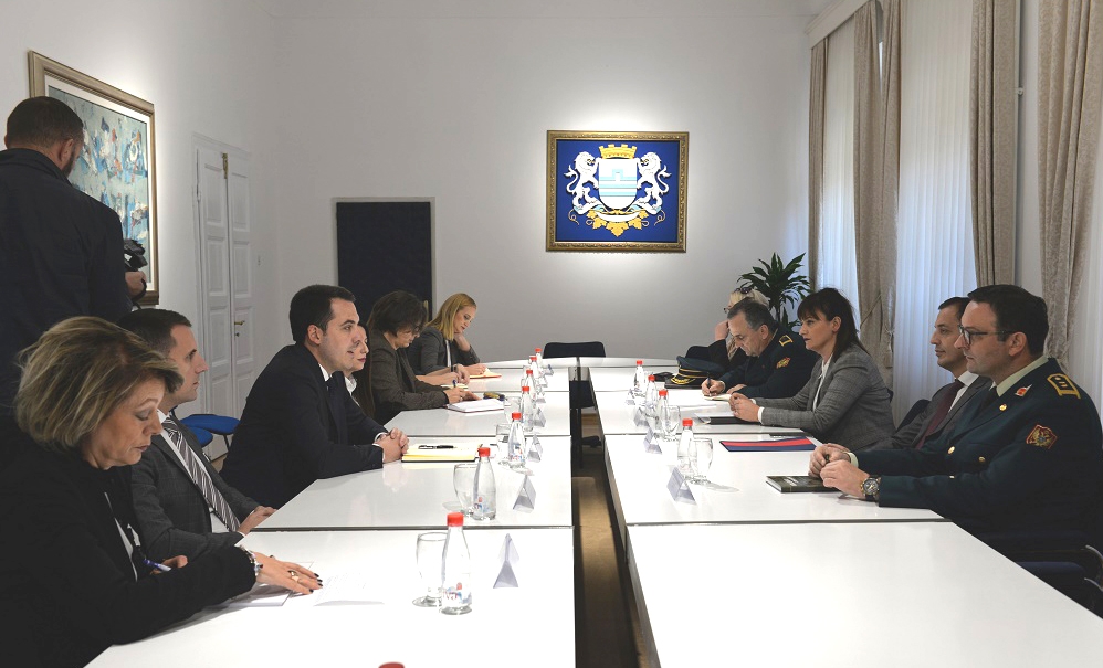 U Maslinama grade zgradu Ministarstva i Generalštaba, vojnu bolnicu, komandni centar bezbjednosnih snaga…