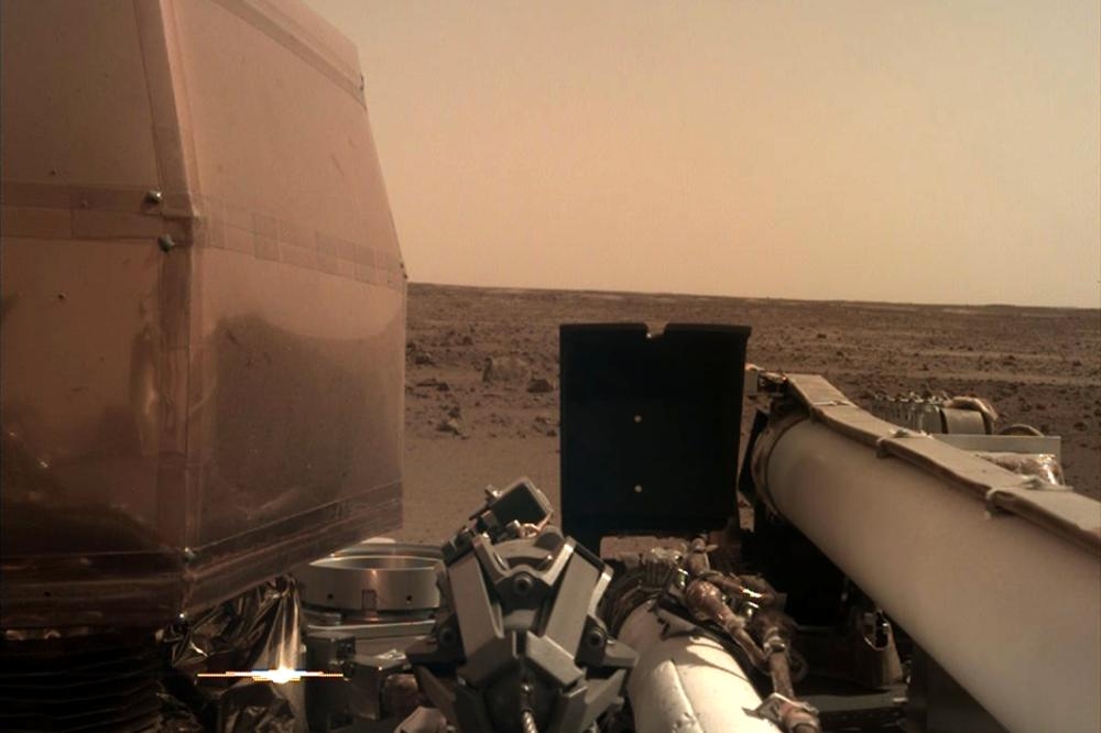 Crveno nebo i pustoš: Mars Insajt se javio Zemljanima fotografijom sa svemirskog susjeda