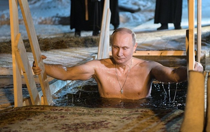 FOTO: Rusi isčekaju da izađe Putinov novi kalendar!