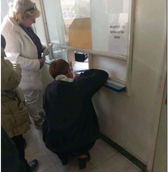 FOTO – Prvo čučni, pa reci zašto si došao: Šalter iz Subotice trese društvene mreže