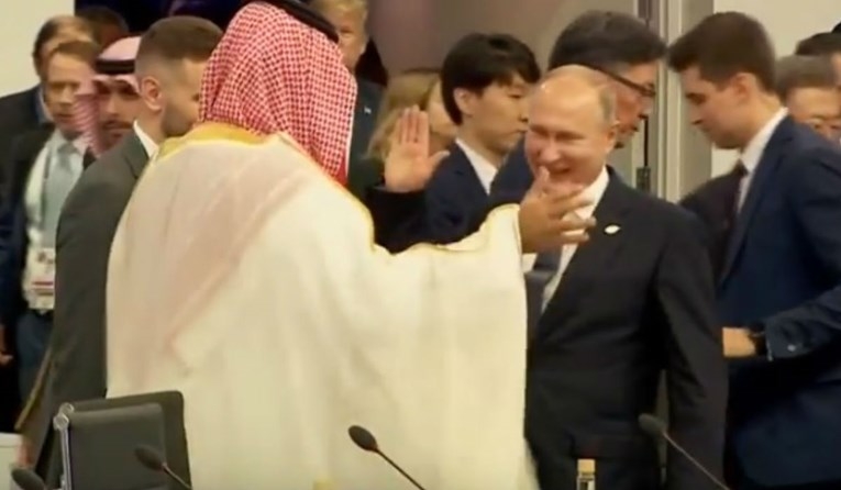 VIDEO – Bio usamljen dok se nije pojavio Putin: Pogledajte kako je predsjednik pozdravio saudijskog princa