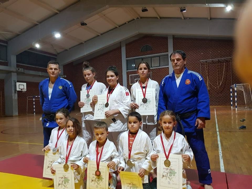 Tuzanima osam medalja: Sedmogodišnjakinje porazile sve protivnike, šestogodišnjak oduševio borbenošću
