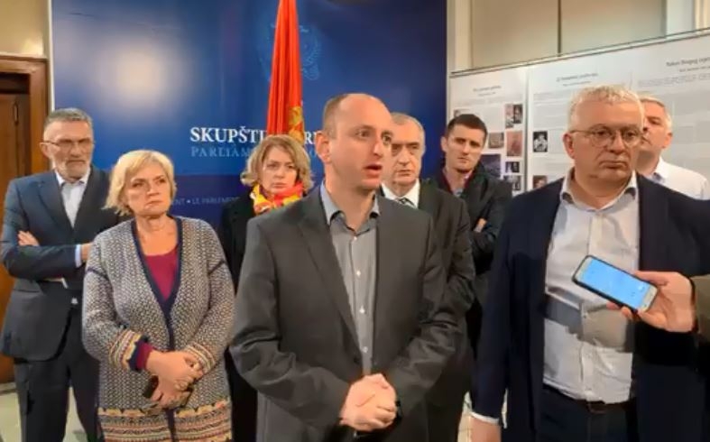 Knežević poručio da se neće predati i da ostaje u Skupštini; Brajović obećao DF-u razgovor sa “nekom od važnih režimskih adresa”