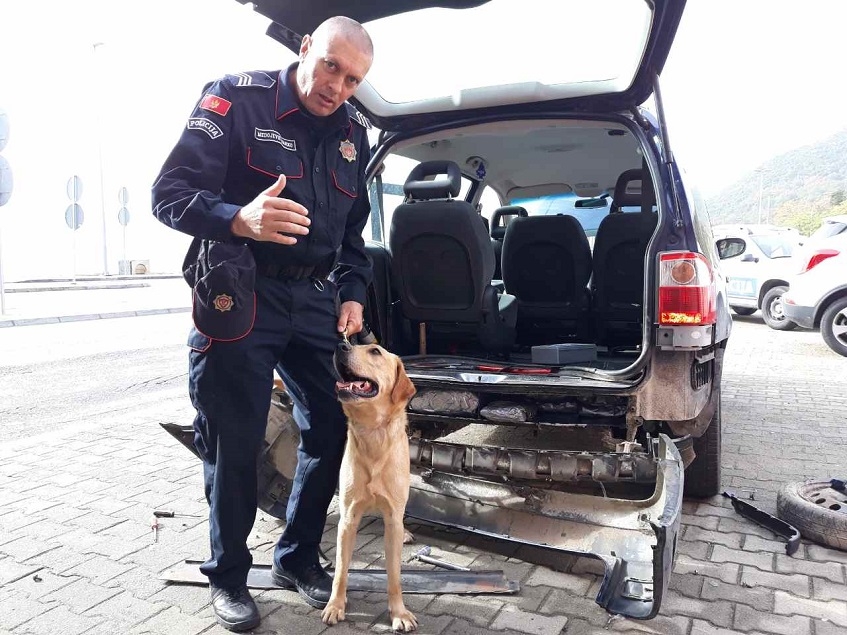 Presječen lanac krijumčarenja droge iz Albanije u CG: Državljani Litvanije u braniku automobila krili 18,7 kilograma skanka