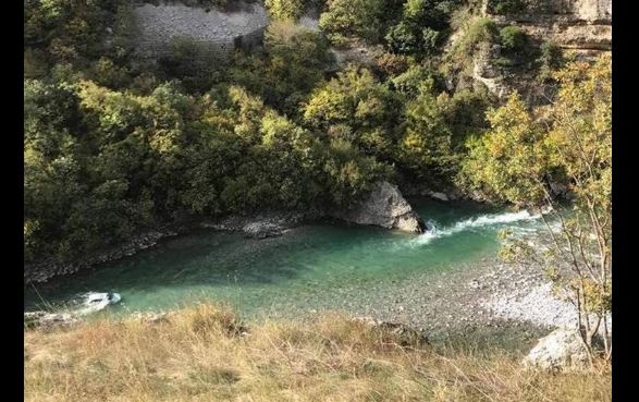 Porodica sletjela u kanjon Morače, ribolovci skočili da ih spašavaju: Saobraćajna nezgoda sa srećnim ishodom