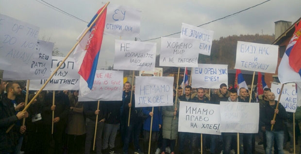 Protesti na Kosovu, Srbi poručuju: “EU otvori oči”, “Ne izgladnjujte našu djecu”, “Biju nas i terorišu”