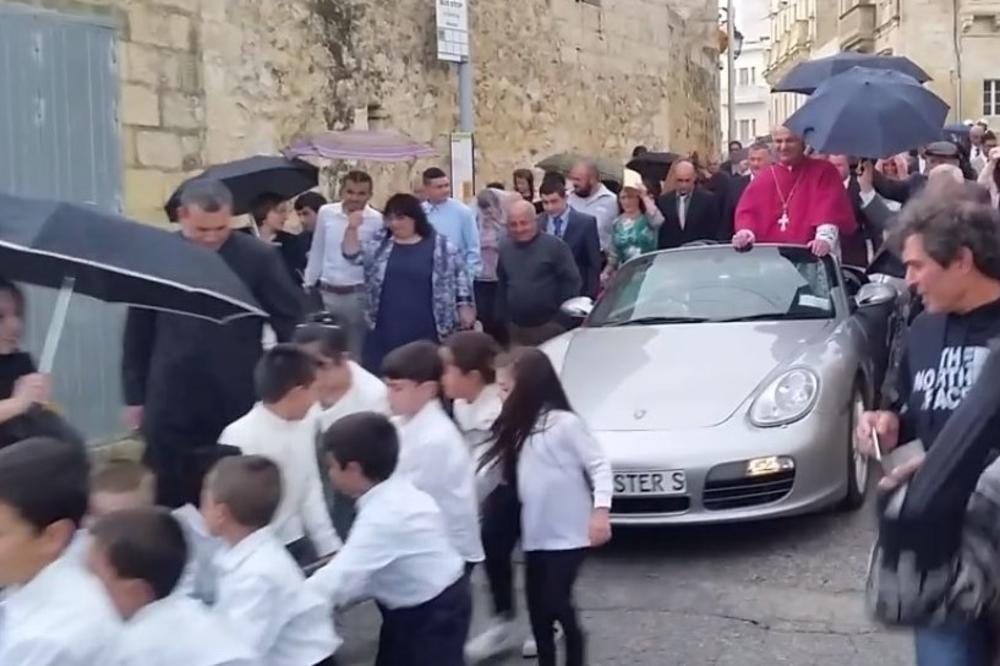 Nevjerovatan skandal: Sveštenika u poršeu djeca užetom vukla kroz selo, a njegov odgovor je tek bio šokantan