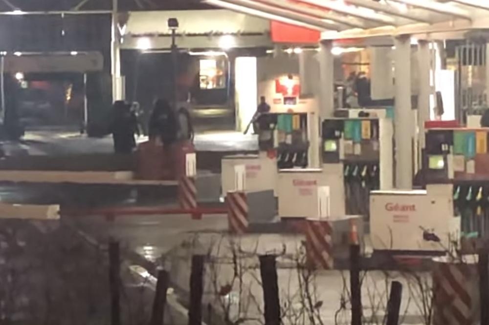 VIDEO – Drama u Francuskoj: Muškarac prijeti da će raznijeti benzinsku pumpu, traži da vidi Makrona