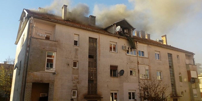 Požar u centru Nikšića: Vatrogasci se bore sa plamenom u potkrovlju zgrade