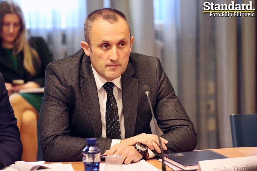 “Pohabane zastave na granicama bodu oči, to je neprihvatljivo”