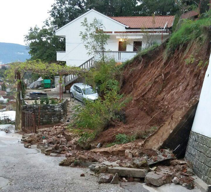 Alarmantno u Heceg Novom: Klizište u Kutima prijeti kućama, mještani u strahu napuštaju domove