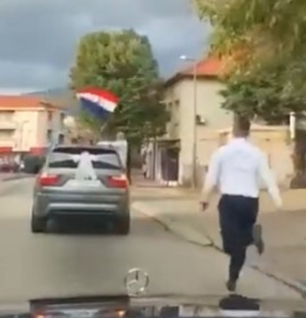 VIDEO – Komedija na svadbi: Svatovi zaboravili mladoženju, morao da trči za automobilom