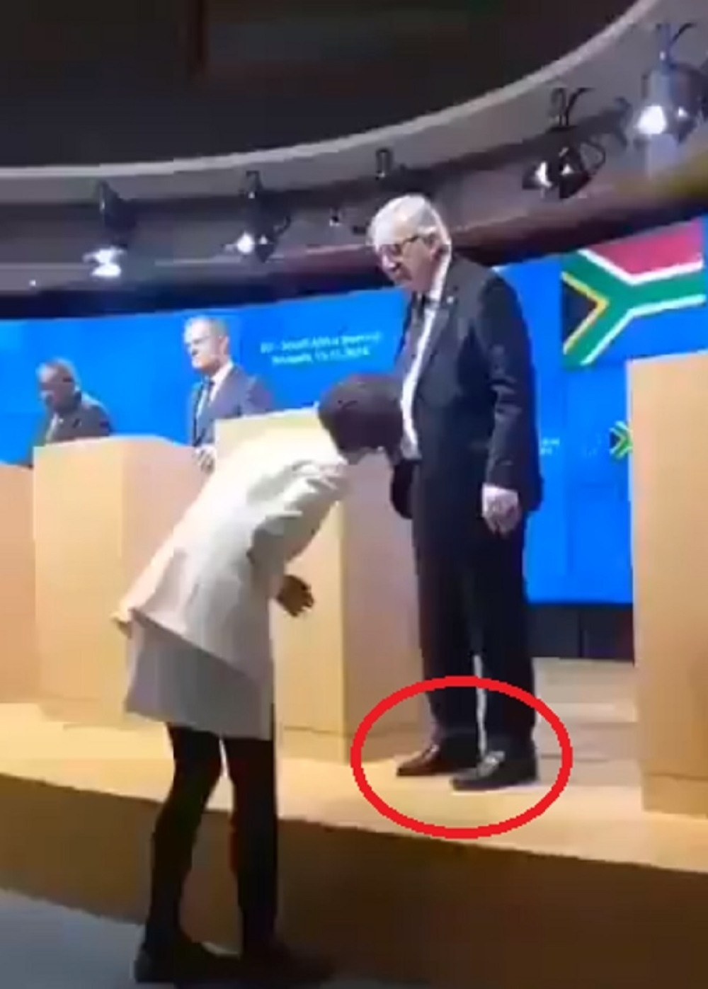 Junker pijan došao na konferenciju u rasparenim cipelama, vodili ga kao dijete! Hit reakcija Makrona kada ga je vidio da se tetura