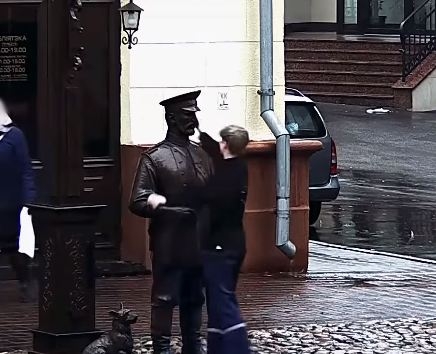 VIDEO – U igri ošamario statuu policajca pa morao da joj se izvinjava: Vojni odred pratio situaciju i uhapsio delikventa