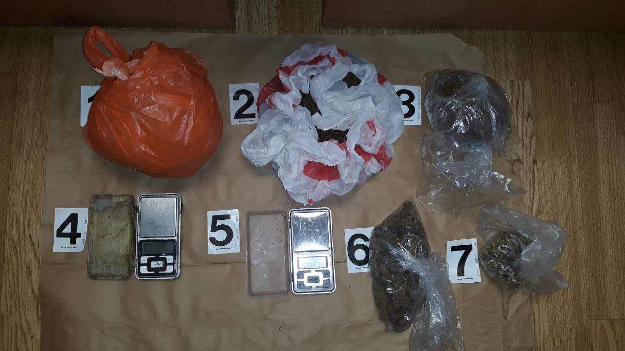 FOTO – Pretresi u Baru: Uhapšene dvije osobe, pronađeno oružje, municija i droga