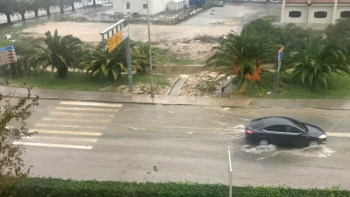 Potop u Herceg Novom: Kiša neprestano pada, voda prodrla i u hotel Palmon bay