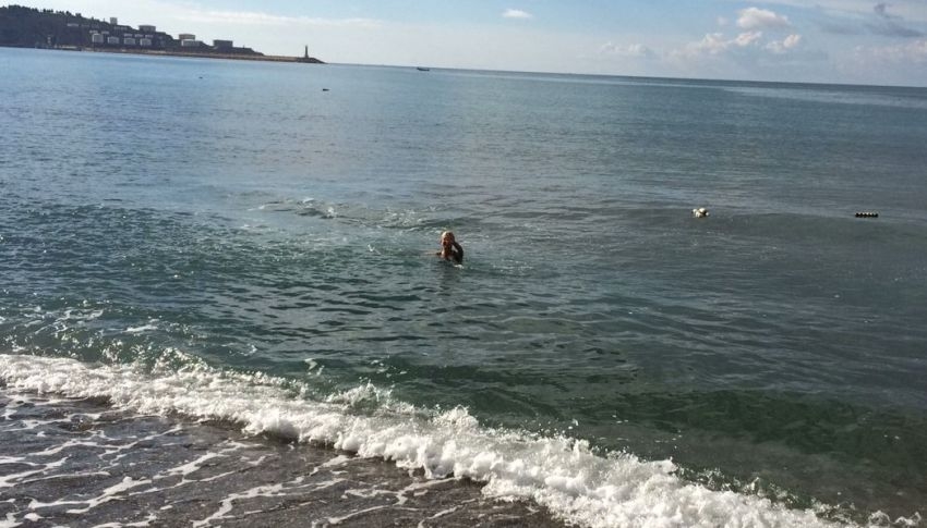 VIDEO – Portugalka prije dva dana šetala u zimskoj jakni, a sada se kupala u Baru: “Divno je kupati se kad nema gužve”