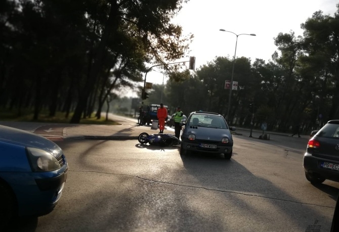 Jedna osoba povrijeđena u udesu motocikla i putničkog vozila