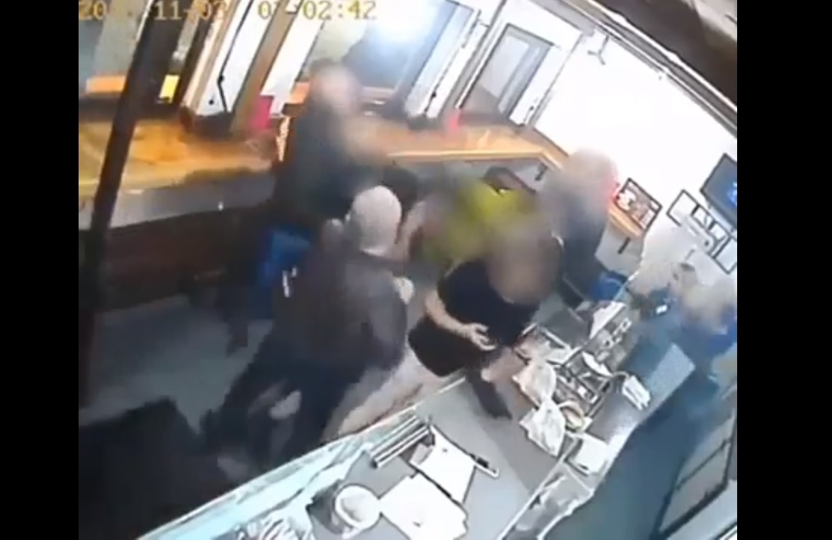 UZNEMIRUJUĆI VIDEO: Nasilnik ulazi u lokal u Podgorici i počinje iz čista mira da bije dvije djevojke