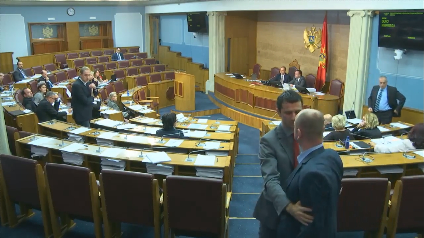 VIDEO – Zamalo tuča Kneževića i Popovića u Skupštini: “Izlazi kretenu jedan, ‘ajde bitango!”