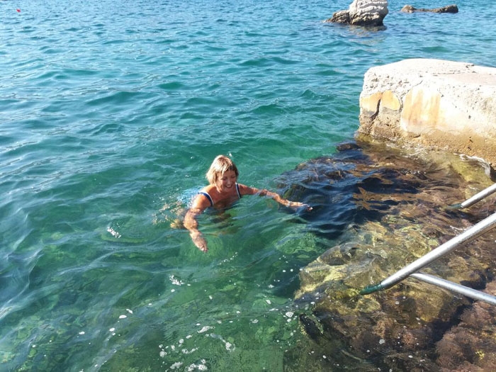 FOTO – Kupači uživaju u moru kao da je najtoplije: “Nije hladna voda, mi smo sa sjevera”