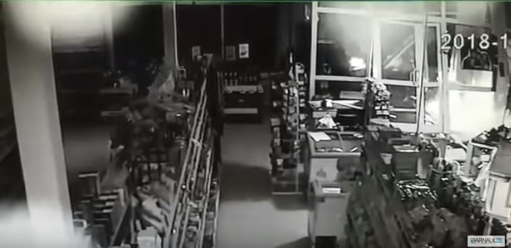 Rusija: Pijani policajac BMW-om “uletio” u prodavnicu pa pobjegao