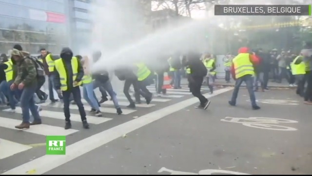 Haos u Briselu: Protest “žutih prsluka”, uhapšeno 60 osoba