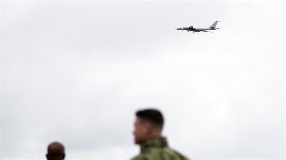 Ruski bombarder “upao” u fotografiju američkih vojnika