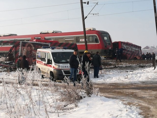 Teška nesreća kod Niša, voz udario autobus, najmanje petoro mrtvih i 30 povrijeđenih