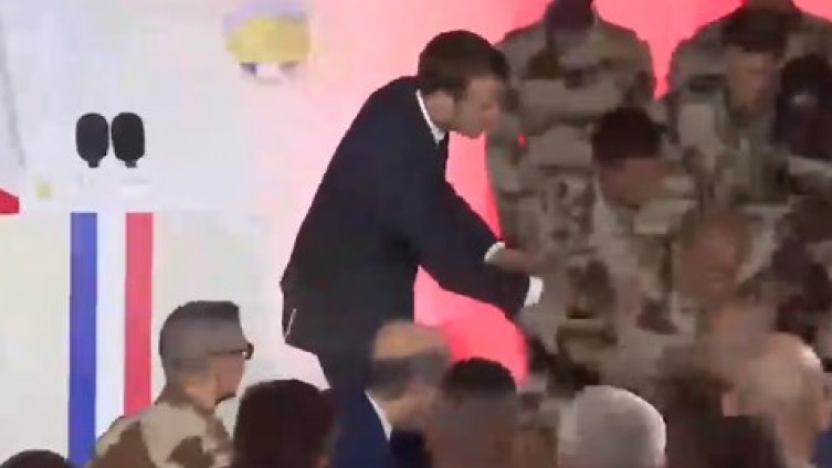 Ovaj snimak je postao pravi hit: Francuski vojnik pao u nesvijest usred Makronovog govora