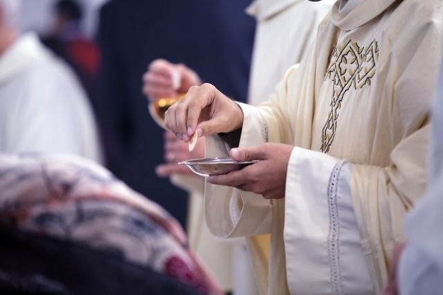 Šta će crkva priznati? Glumio svještenika, pa vjenčavao, ispovijedao