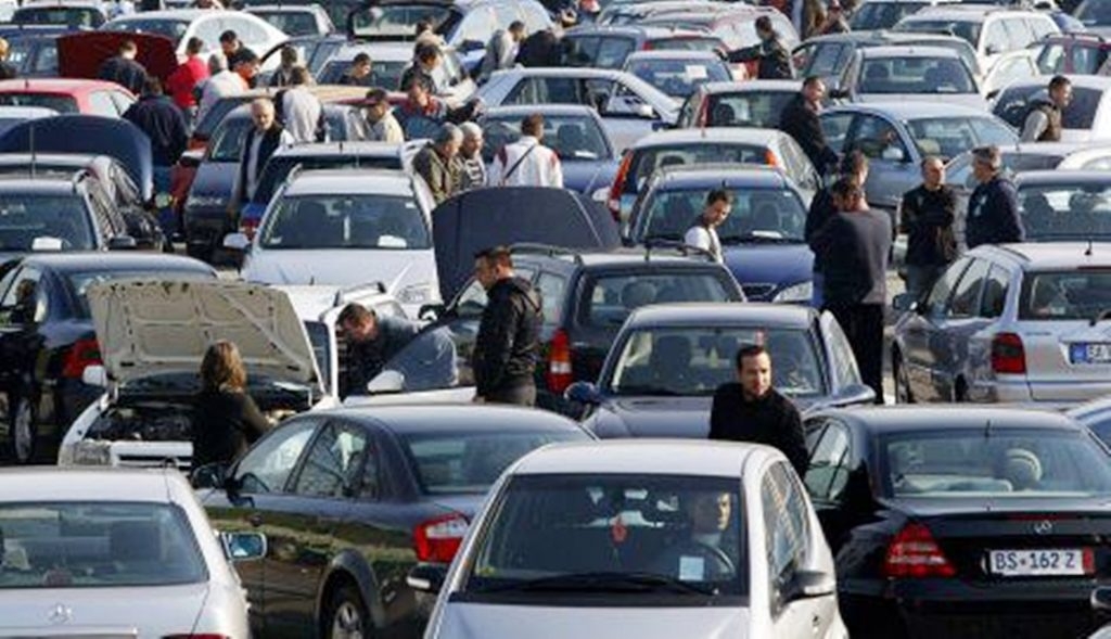 Divlje pijace automobila na zelenim površinama i parkinzima