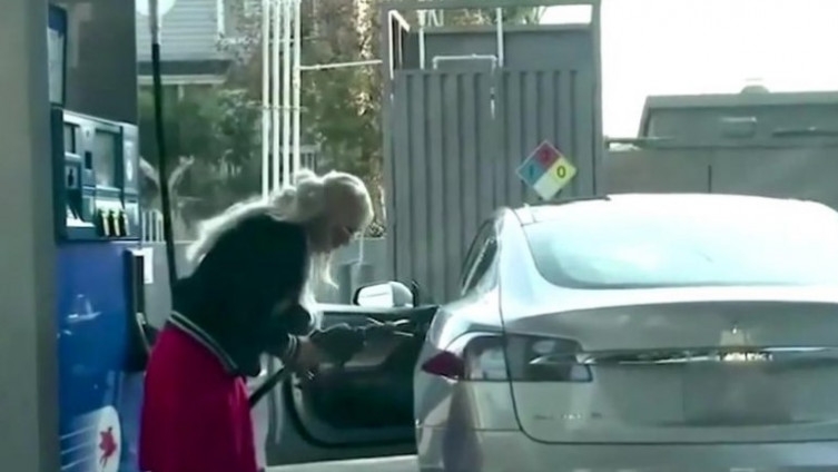 HIT: Pokušala sipati gorivo u Teslu