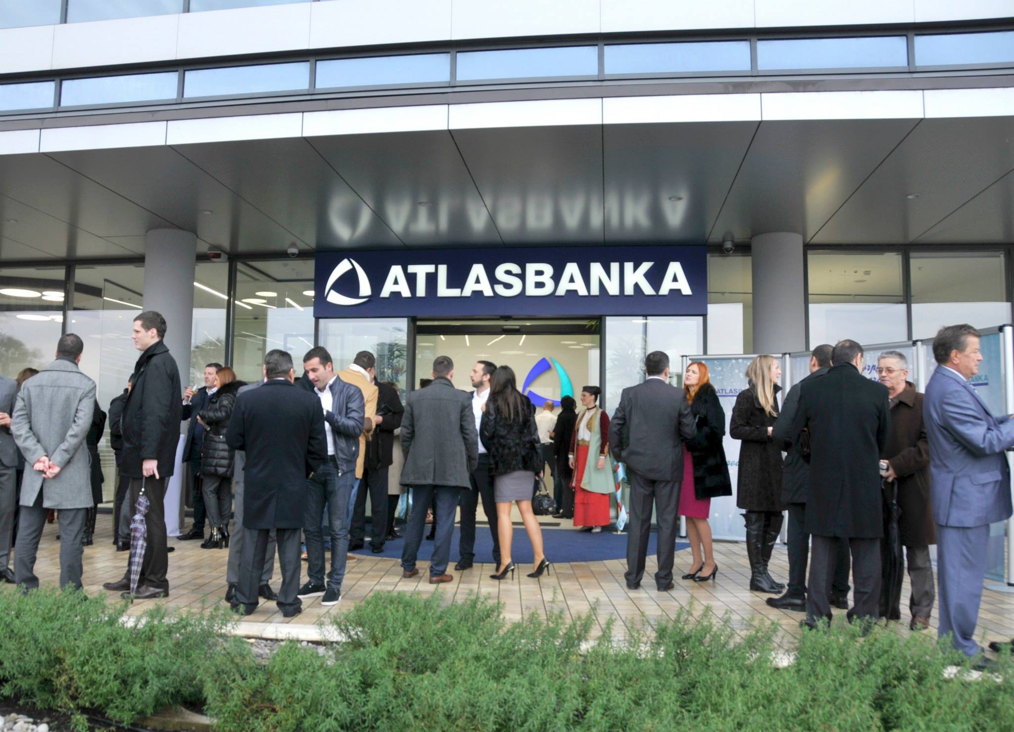 Redovi ispred Atlas banke: Platne kartice i bankomati u blokadi, isplaćuju se samo zarade