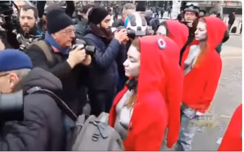 Golim grudima na POLICIJU: Ove djevojke na protestima nisu nosile ŽUTE PRSLUKE!