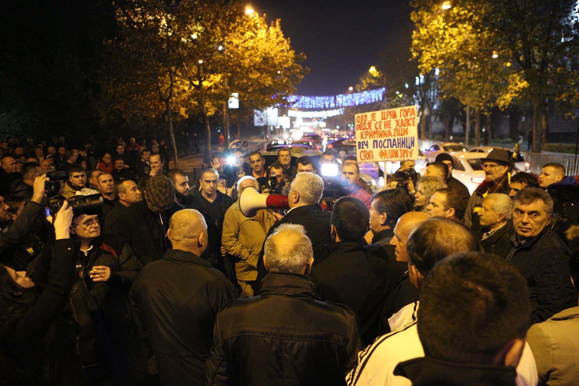 VIDEO – “Ubij Mila”: Pristalice DF-a blokirale saobraćajnicu ispred Skupštine