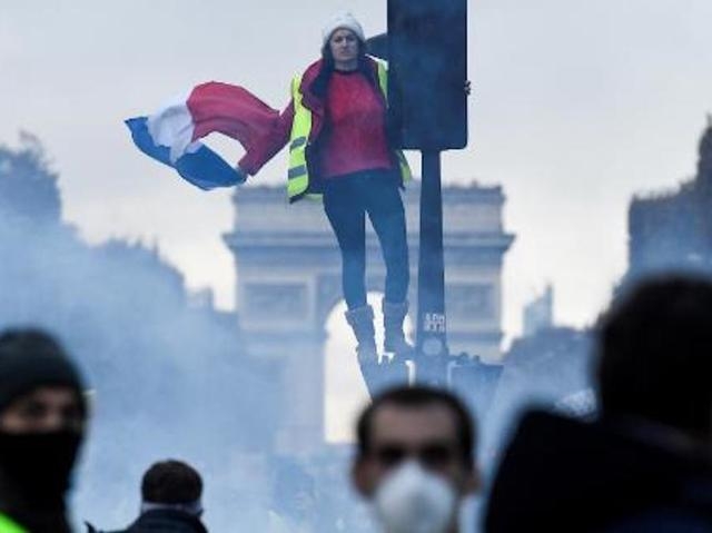 VIDEO – Novi haos u Parizu: Sukobili se demonstranti i policija