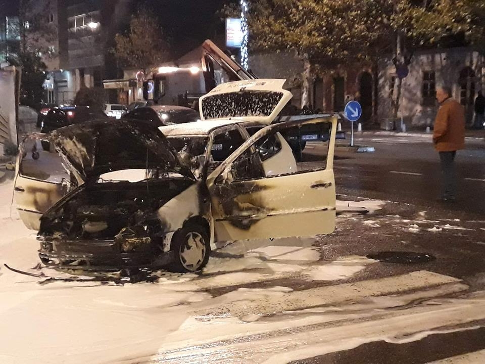 POŽAR u centru Podgorice: Izgorio automobil “Polo”