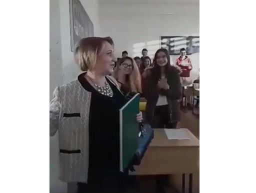VIDEO – Divno! Učenici pokazali kako se voli razredna: Pogledajte doček profesorice sa bolovanja