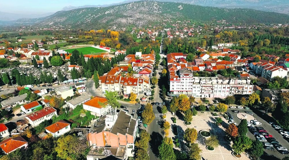 Pocijepao košulju policajcu i udario ga: Muškarac osumnjičen da je u Danilovgradu napao službeno lice zbog kazne za parking mjesto