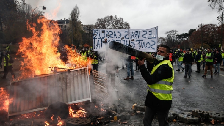 Žena poginula tokom protesta u Francuskoj, suzavac je pogodio dok je zatvarala prozor