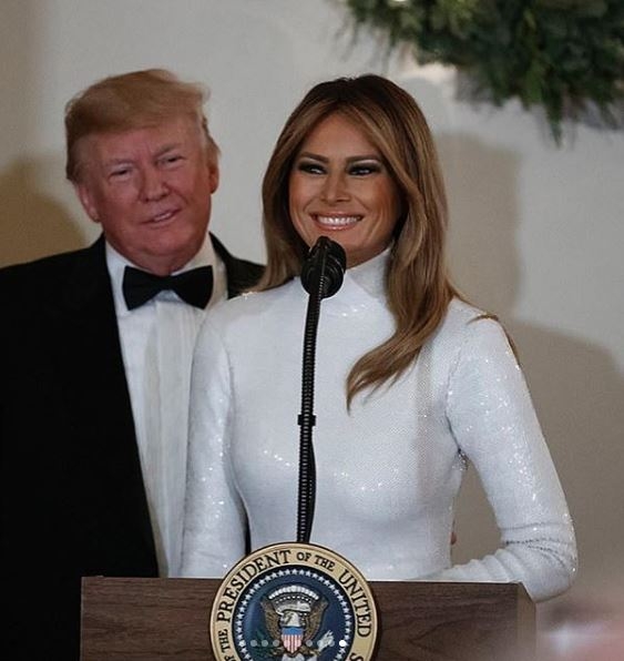 Melanija u bijeloj haljini plijeni, a na liniji u petoj deceniji joj svi zavide