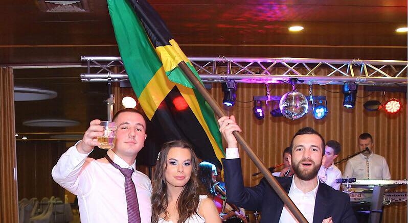 Nijesmo željeli da svadba liči na politički miting: Oni su se vjenčali pod zastavom Jamajke u sred Nikšića