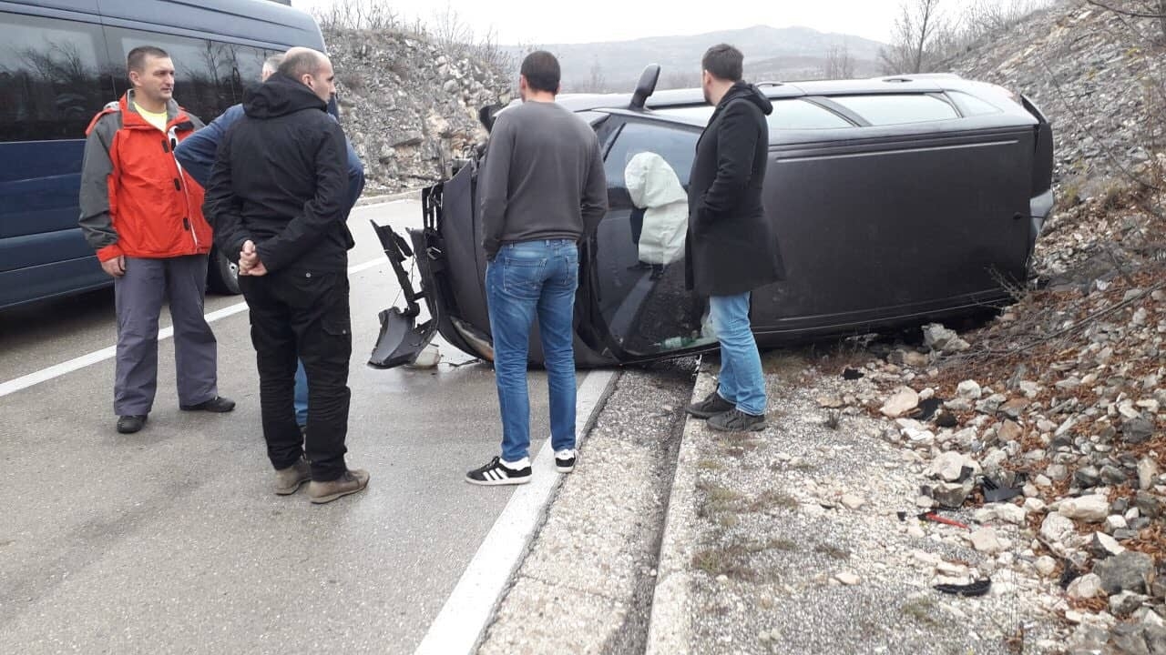 Saobraćajna nezgoda u Nikšiću: Prevrnuo se automobil nakon udara u stijenu