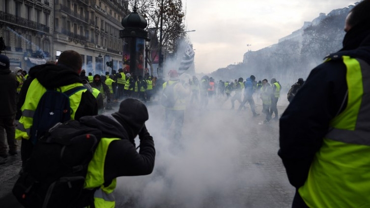 Uhapšeno 320 demonstranata, oklopna vozila na ulicama Pariza