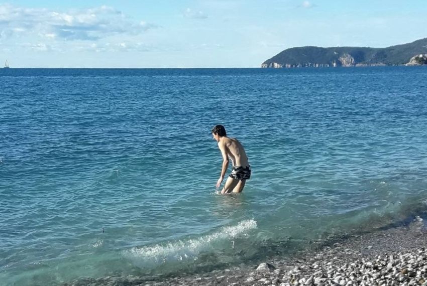 VIDEO – “Ili je Rus ili je lud”: Decembarsko kupanje u Baru