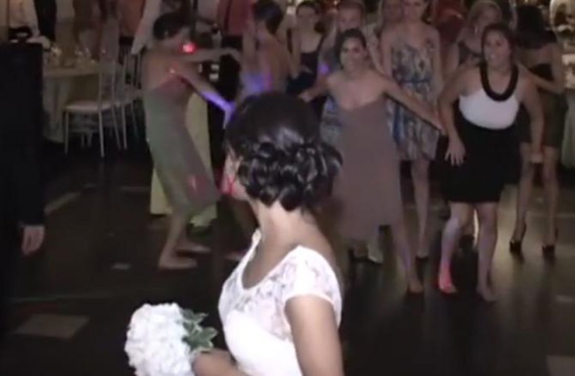 VIDEO – Očaj na svadbi: Gotovo se potukle za bidermajer